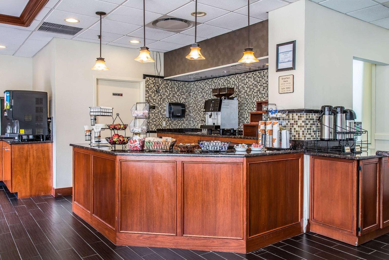 Clarion Hotel & Suites Hamden - New Haven
