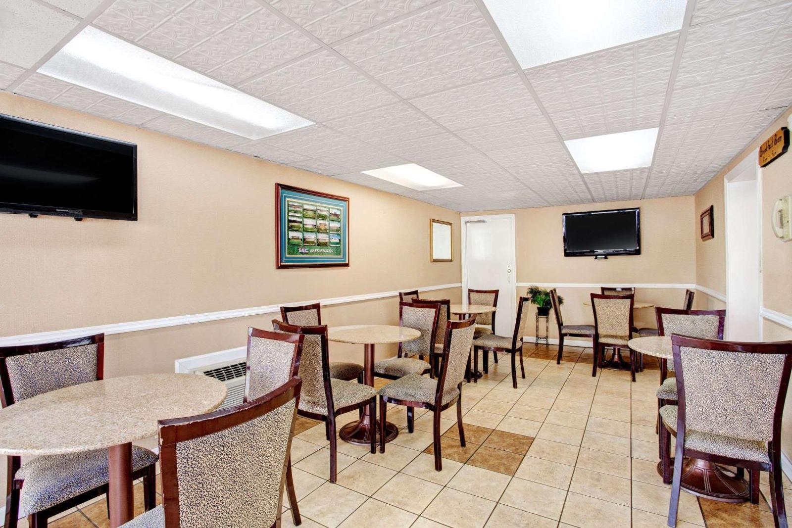 Days Inn by Wyndham Knoxville West
