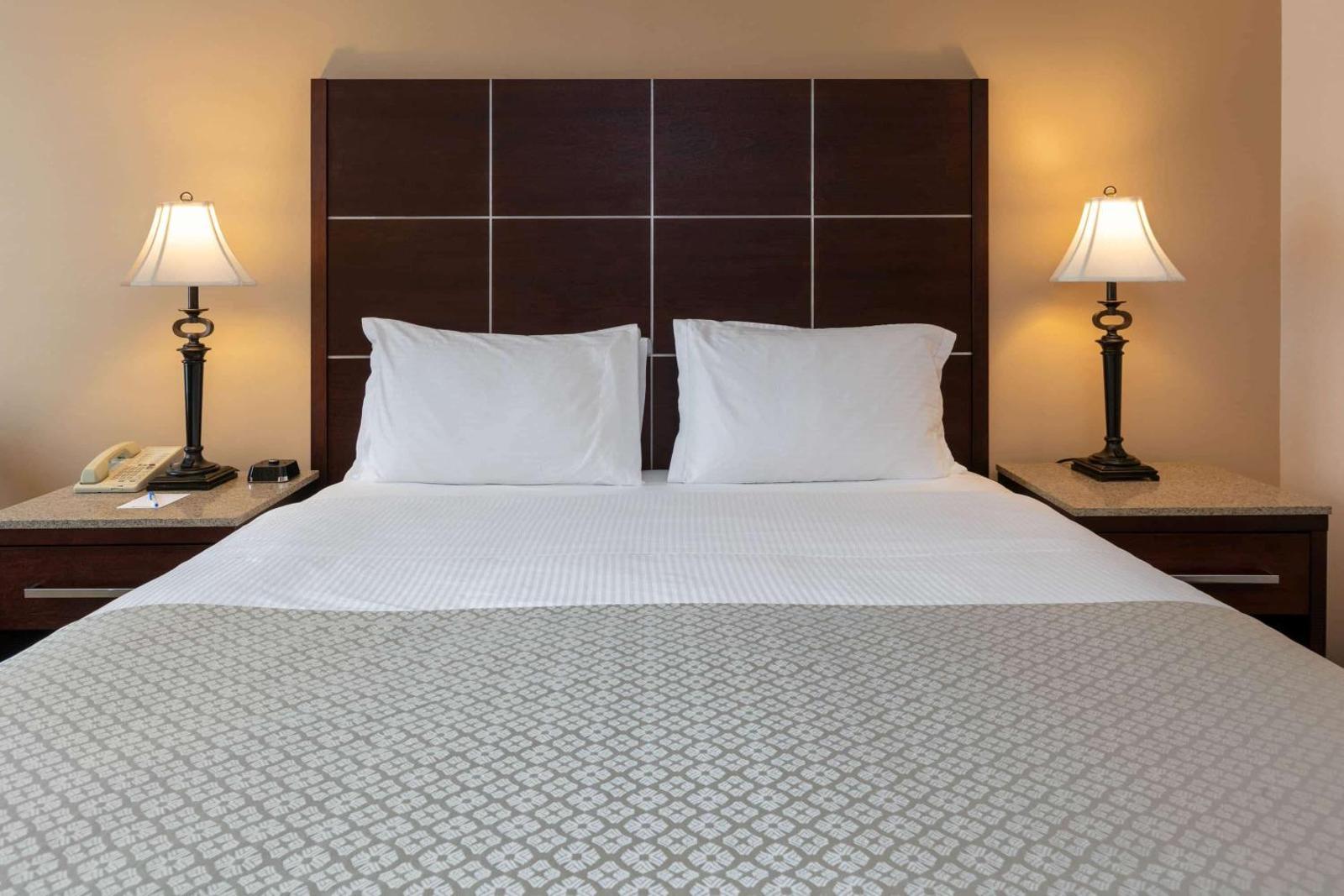 Wyndham Riverfront Hotel