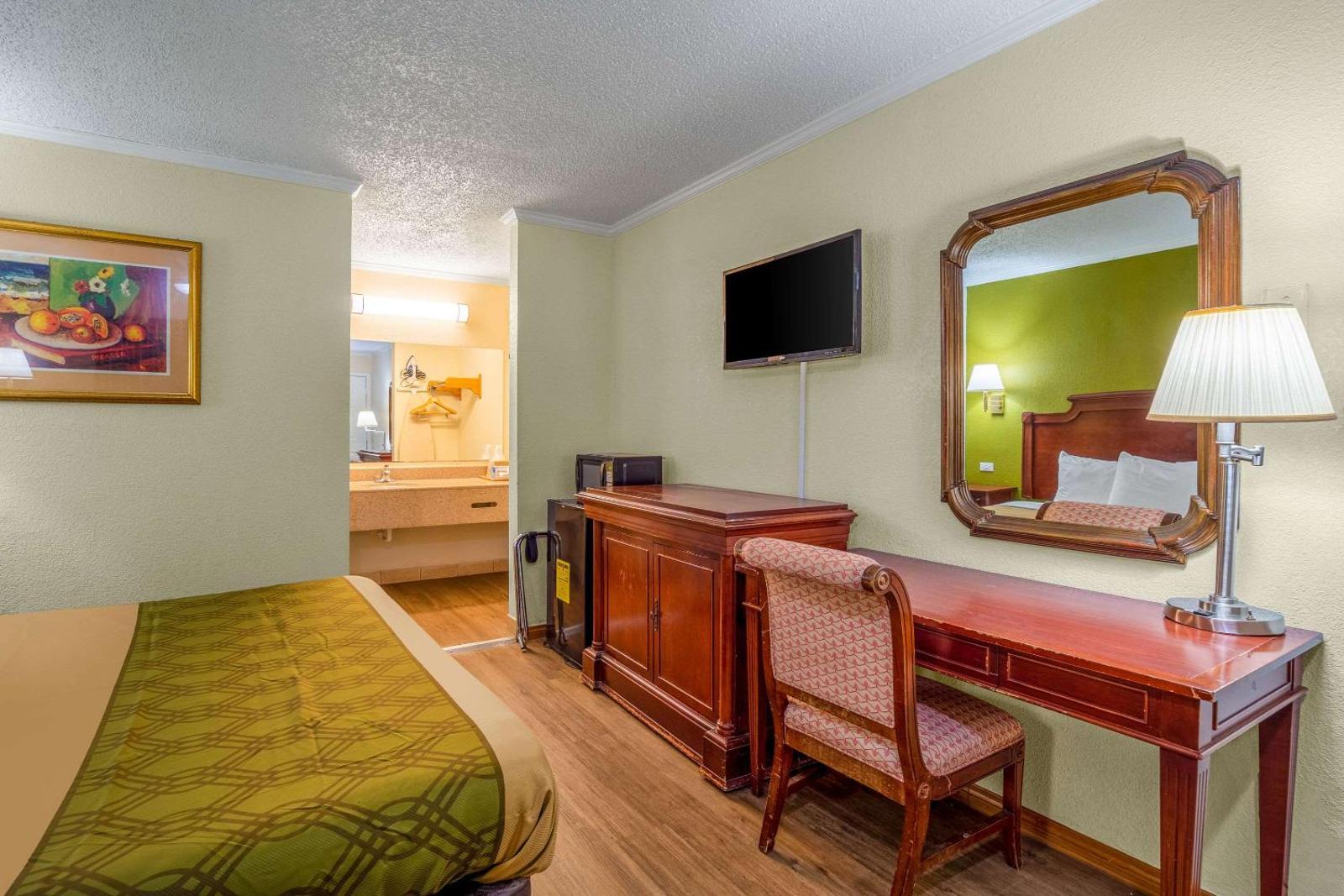 Rodeway Inn & Suites Fort Jackson