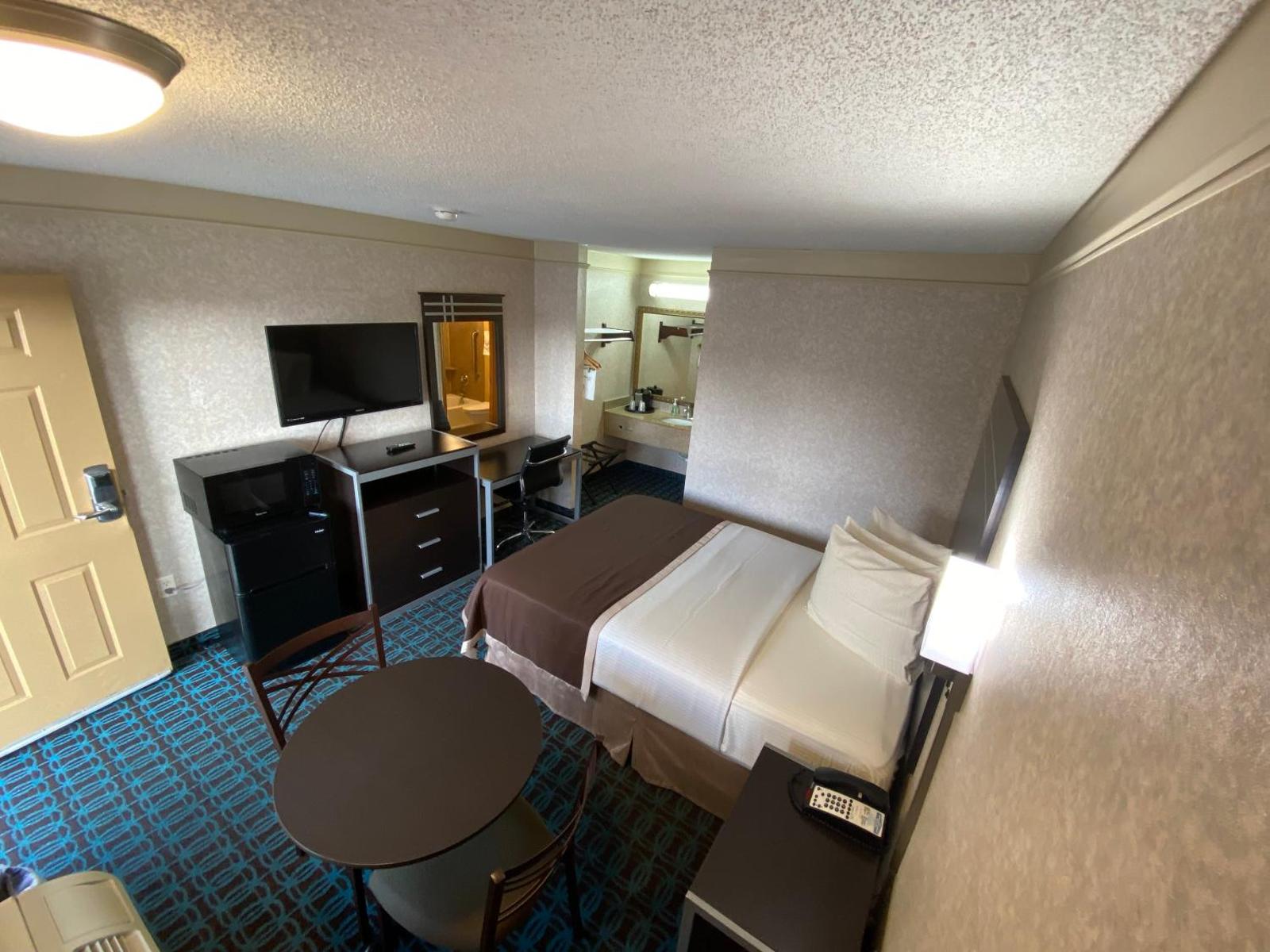 Deluxe Inn - Fayetteville