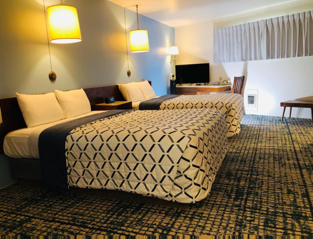 Curly Redwood Lodge
