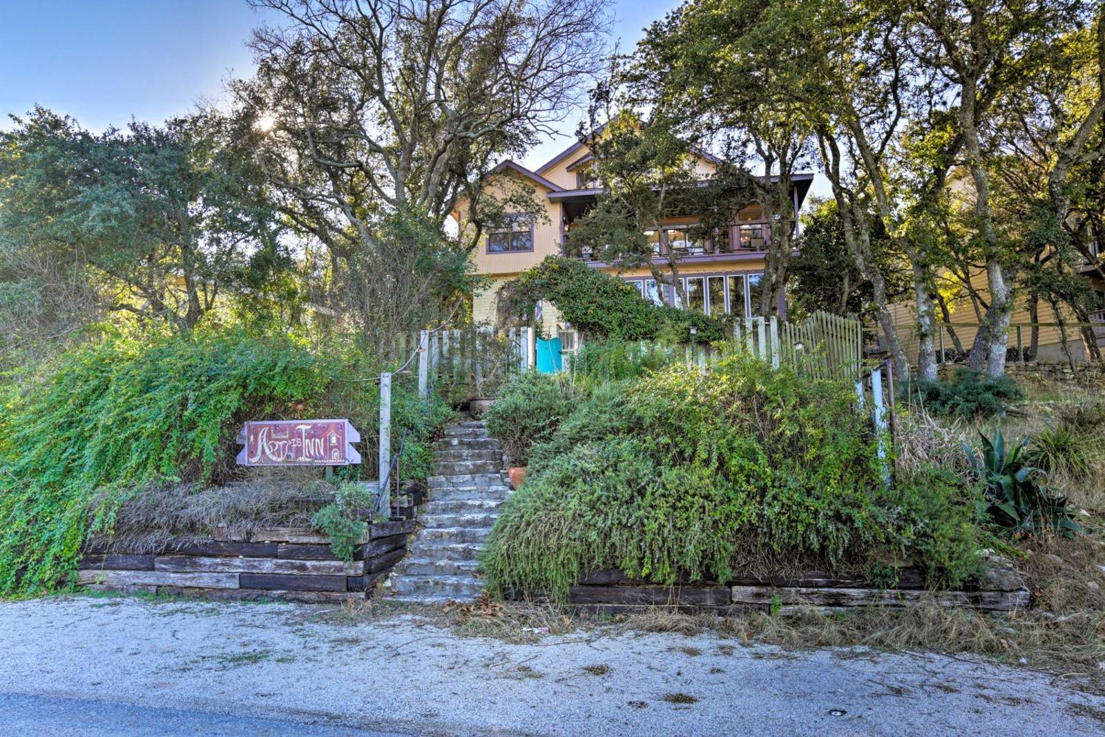 Tastefully Exotic Apt with Patio - Walk to Canyon Lake